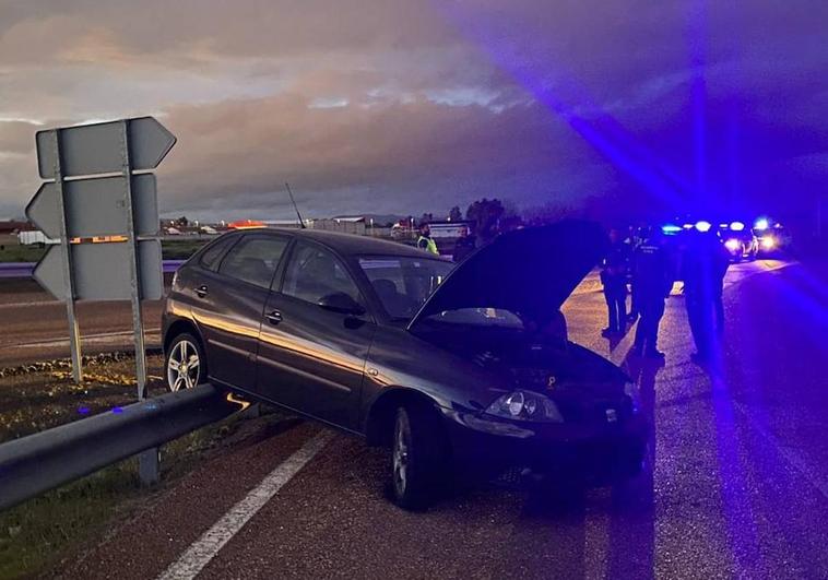 Imagen: Seat Ibiza en el que viajaban los dos detenidos y utilizaron para llevar a cabo los robos, tanto en Monesterio como en Fregenal de la Sierra. Vídeo: Robo en la tienda de Monesterio.