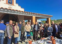 Los campanarienses disfrutaron de su peculiar romería de San Valentín en un fin de semana donde el sol y el buen tiempo les acompañó. A las puertas de la ermita, la Hermandad ofreció un vino de honor y un aperitivo para todos los asistentes, tanto vecinos como visitantes. Además, el tradicional concurso de galgos, la peregrinación a caballo, el reparto de rosquillas y la exhibición de folklore pusieron un toque especial