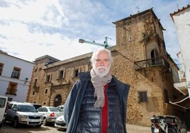 Manuel Bernar, este miércoles en la Plaza de Santiago de Cáceres con la fachada del Palacio de Godoy de fondo.