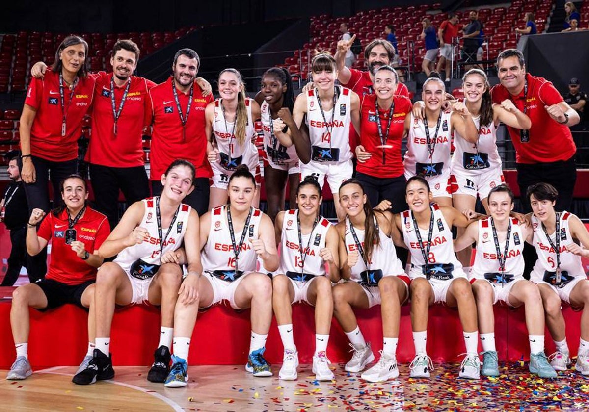 María Reina, la primera por la izquierda en la fila de abajo, tras lograr la plata con España sub-16.