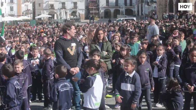 1.500 niños bailan el Redoble en Cáceres con Guardiola