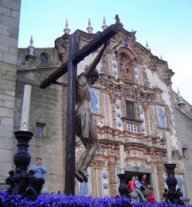 Paso del Santísimo Cristo de la Piedad a su salida el Jueves Santo de la iglesia de San Bartolomé.