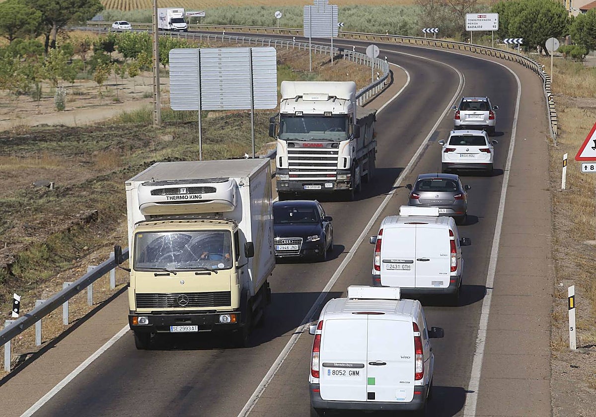 Circulación por la N-430 a la salida de Santa Amalia en dirección a Torrefresneda.