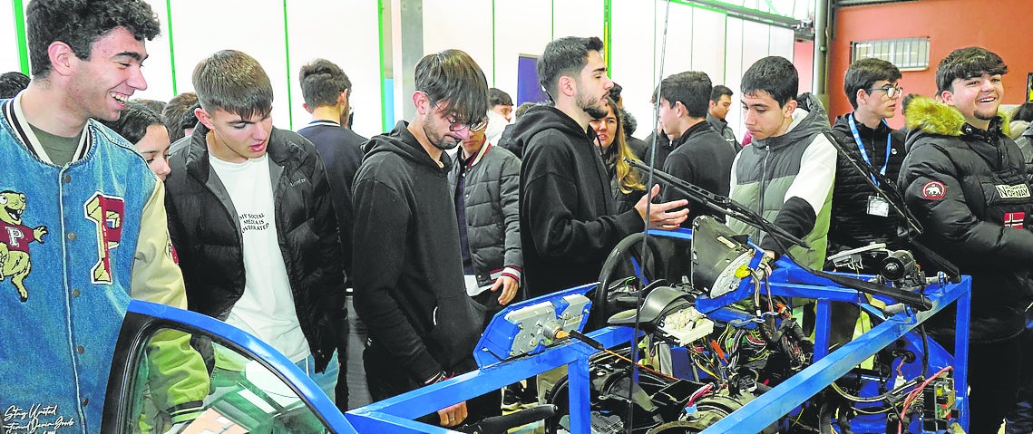 Imagen principal - Folklore extremeño en los colegios