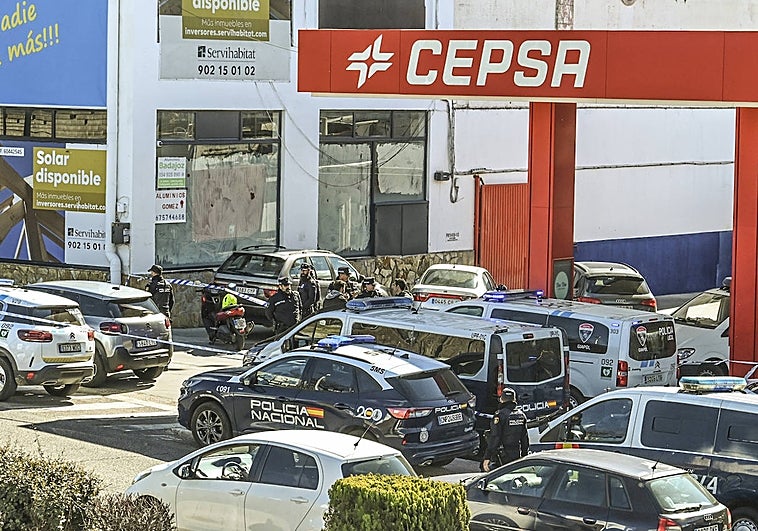 La investigación del asesinato se centra en localizar a tres sicarios.