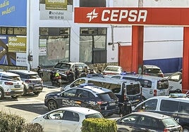 La investigación del asesinato se centra en localizar a tres sicarios.