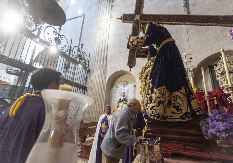 Besapié del Nazareno este viernes en la iglesia de Santiago.