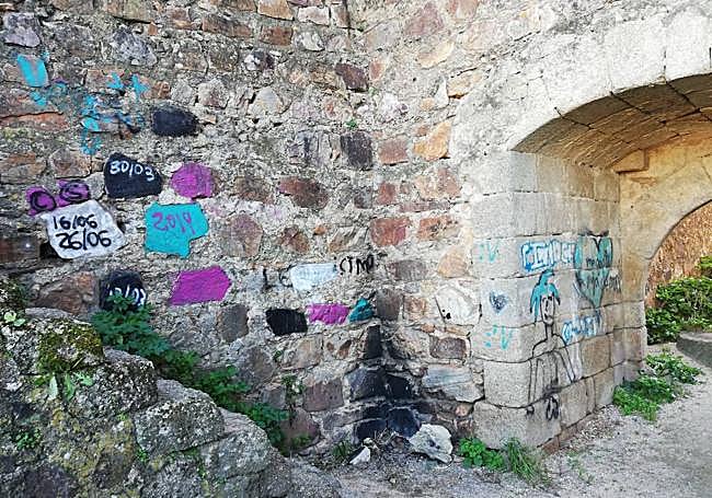 Estado de abandono que presenta el monumento