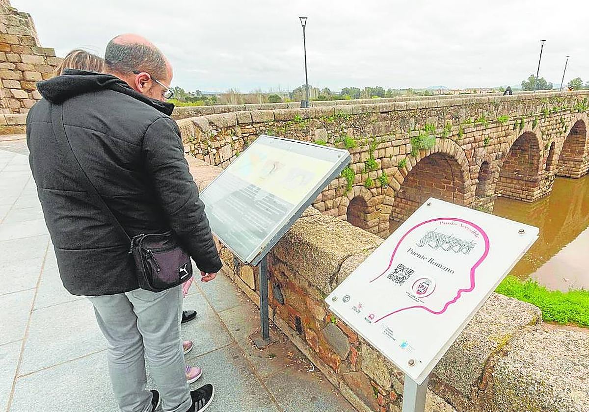 Puente Romano y panel donde se puede ver un código QR y al lado el NFC.