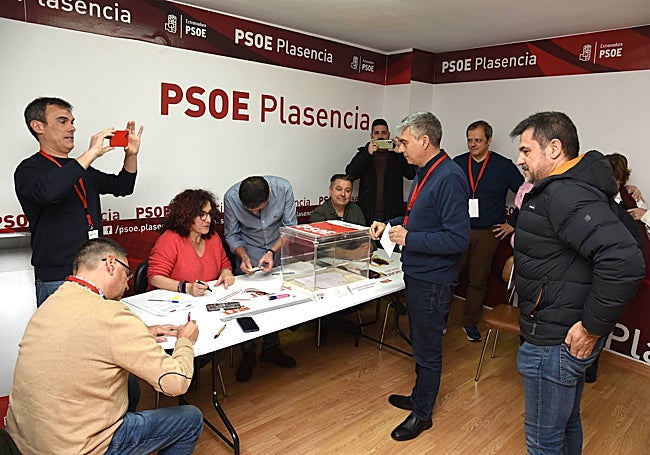 El exsenador Javier Garciñuno vota en la casa del pueblo de Plasencia.