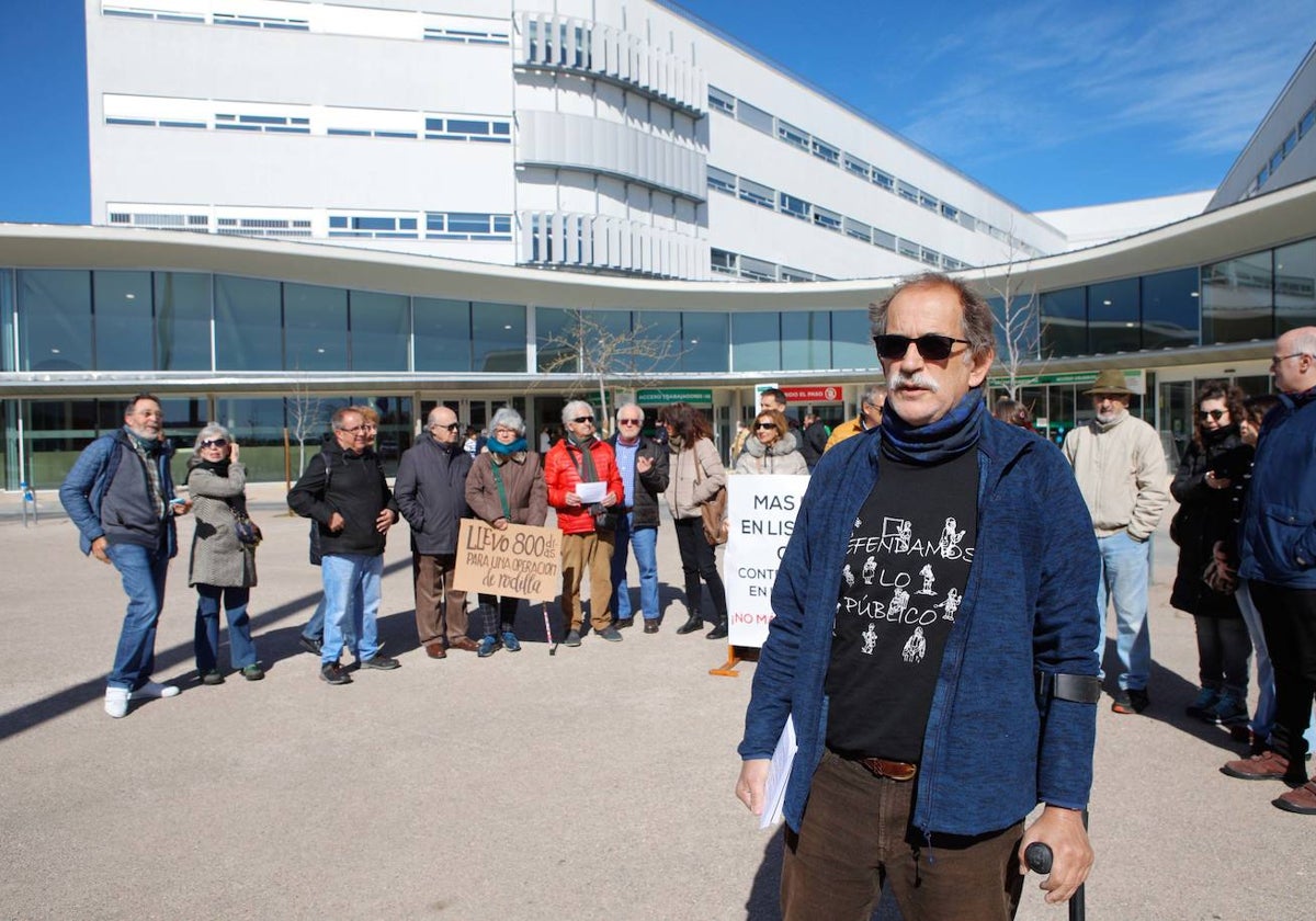 Luis Espada (al frente) en la concentración de protesta por su caso el pasado miércoles en el Hospital Universitario de Cáceres.