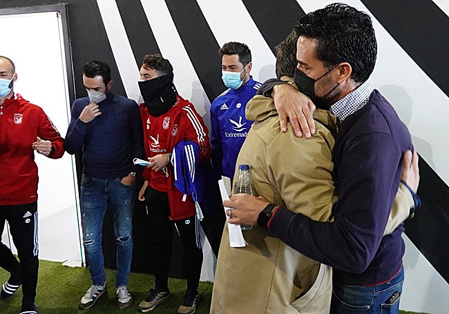 Dupi anunciaba en una rueda de prensa la venta del Badajoz a Daniel Tafur.