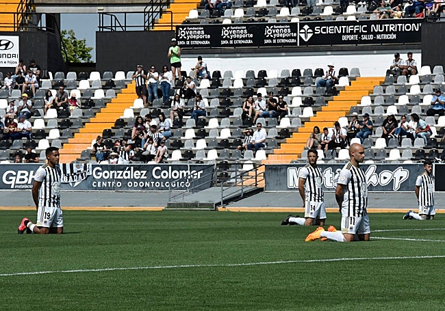 Los jugadores mostraban su rechazo a la gestión de Oliver con protestas comenzando los partidos de rodillas y se llegaron a concentrar en el Ayuntamiento.