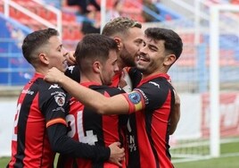 Los jugadores del Extremadura celebran uno de sus siete goles.