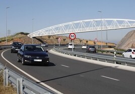 Coches en la Ronda Sureste de Cáceres, en el tramo ya en servicio.