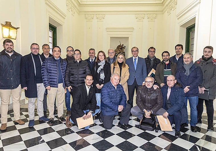 Representantes de las cofradías cacereñas de Semana Santa junto al alcalde de Cáceres, Rafael Mateos, este martes.