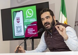 El concejal David Dóniga presenta el nuevo canal de WhatsApp en rueda de prensa.