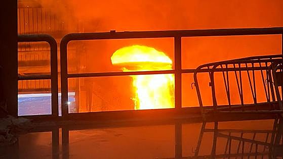 Así han extinguido las llamas los bomberos en Siderúrgica Balboa