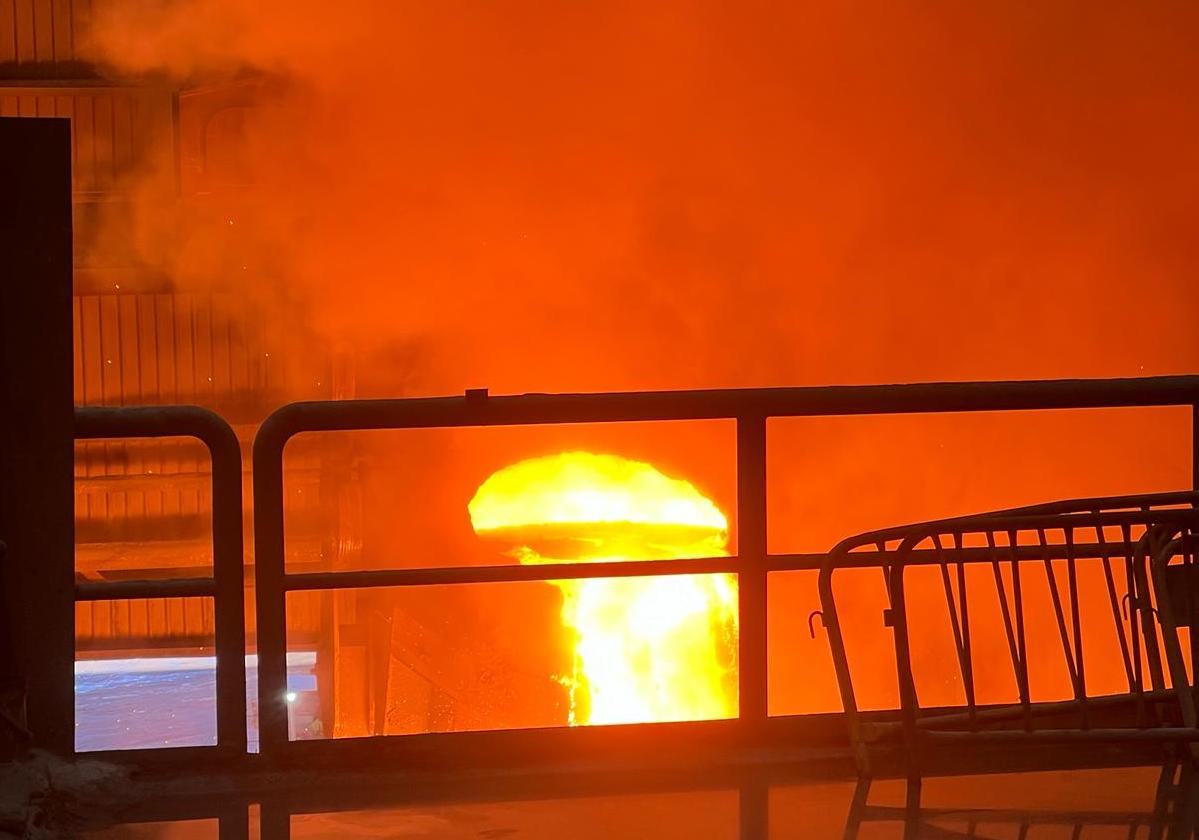 Así han extinguido las llamas los bomberos en Siderúrgica Balboa