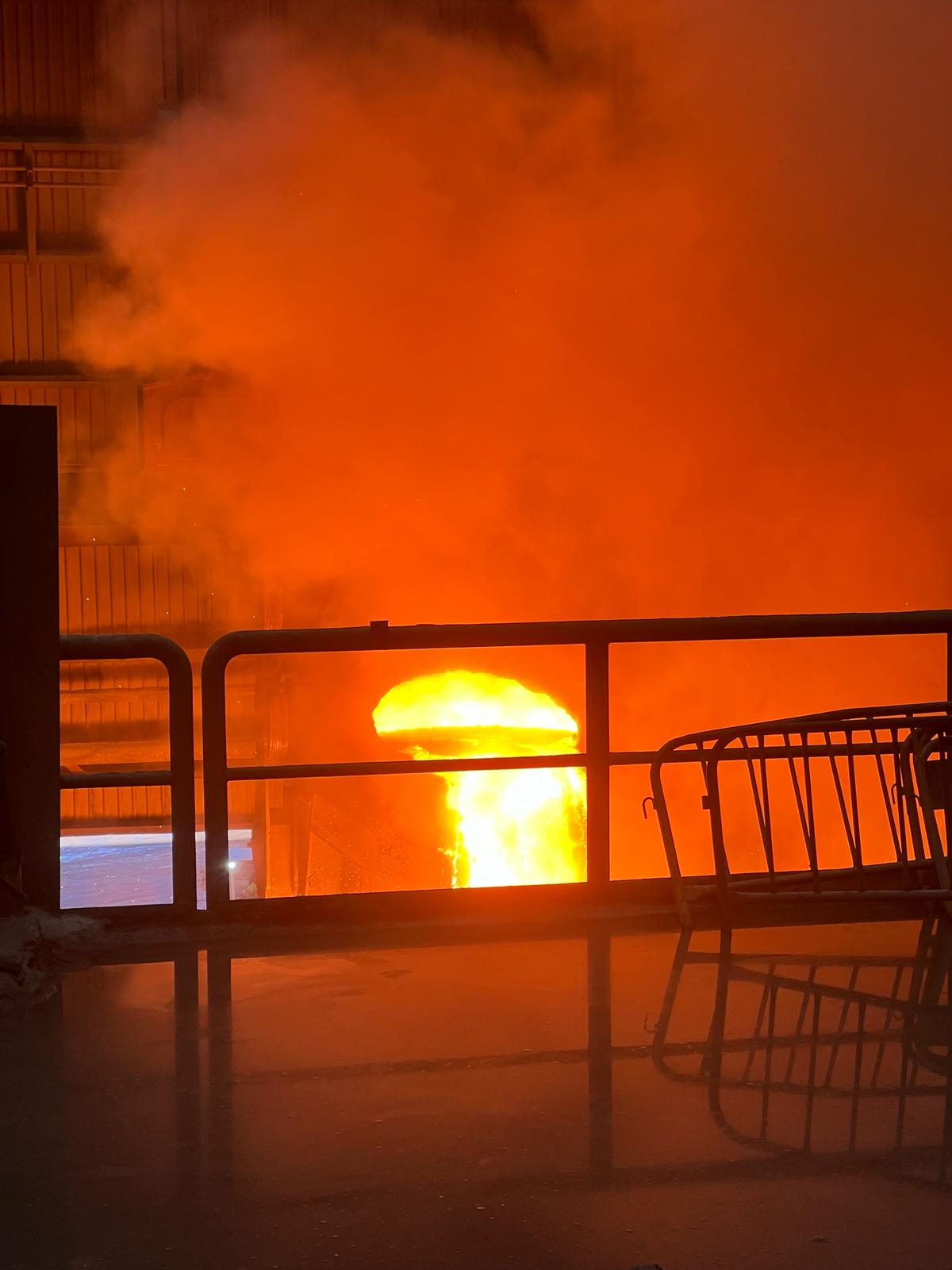 Así han extinguido las llamas los bomberos en Siderúrgica Balboa