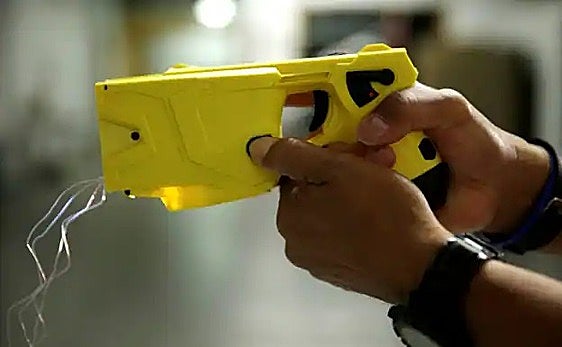 Imagen de archivo de una pistola eléctrica tipo táser.