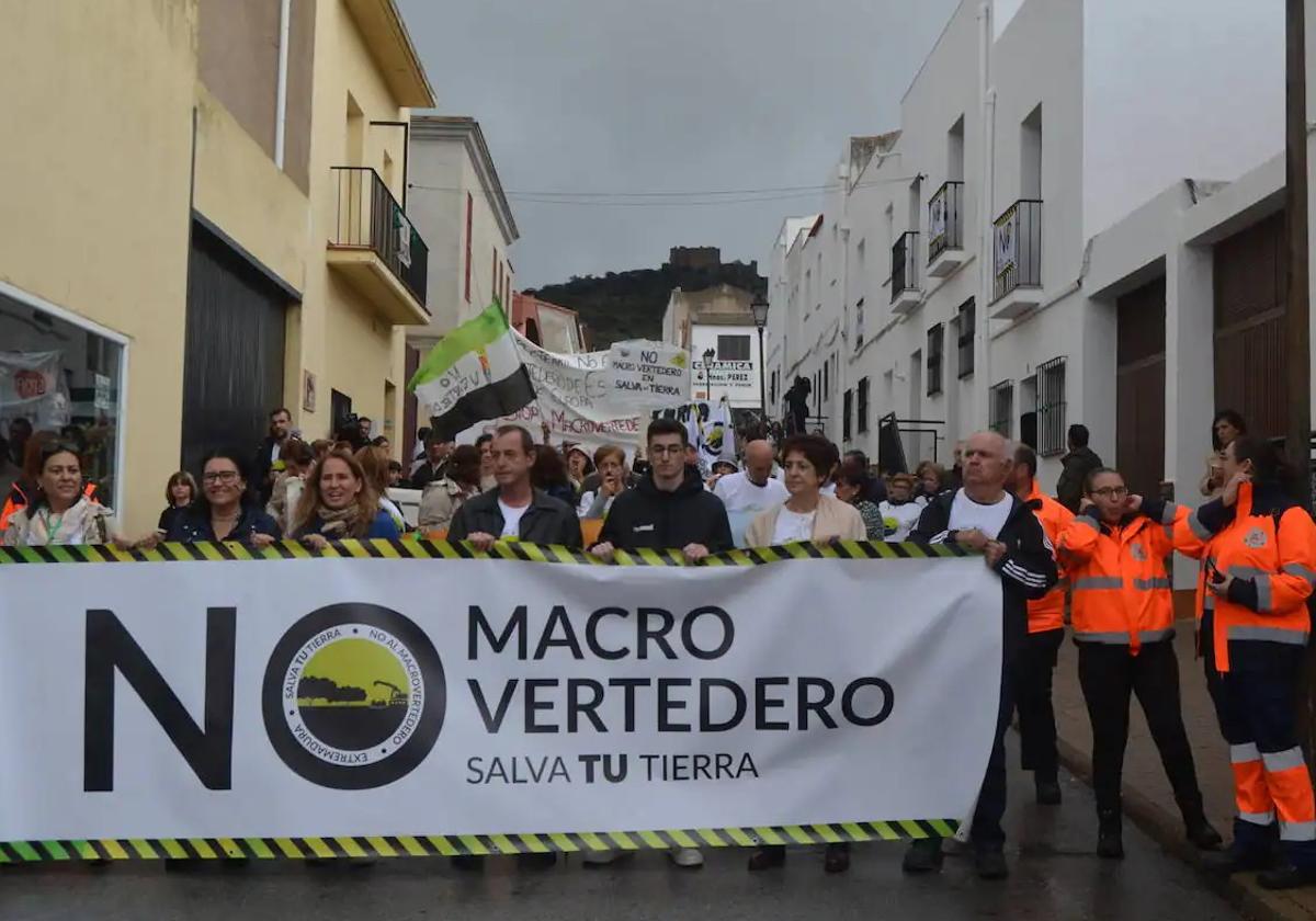 Protesta en Salvatierra de los Barros contra el macrovertedero.