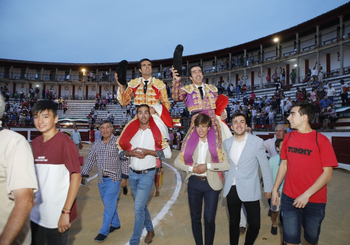 Emilio de Justo y Juan Mora salen a hombros en la última corrida celebrada en La Era de los Mártires, el 2 de junio de 2019.