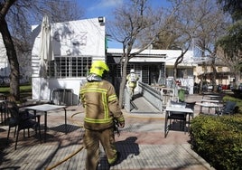 Bomberos del Sepei de Cáceres en el lugar de los hechos.