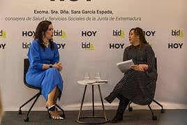 Sara García, consejera de Salud y Servicios Sociales de la Junta de Extremadura, y Mar Domínguez, directora del Diario HOY, durante la charla-coloquio