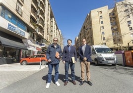 De izquierda a derecha, Javier Sánchez, Ángel Pedro Reviriego y David Cascón, en la avenida de Portugal.