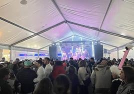Ambiente de la carpa durante el sábado de carnaval en Alconchel.