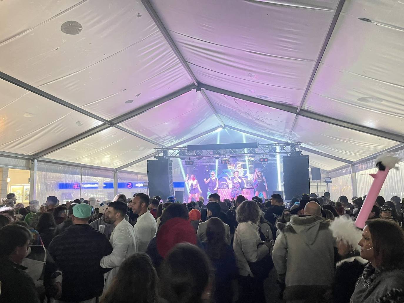 Ambiente de la carpa durante el sábado de carnaval en Alconchel.
