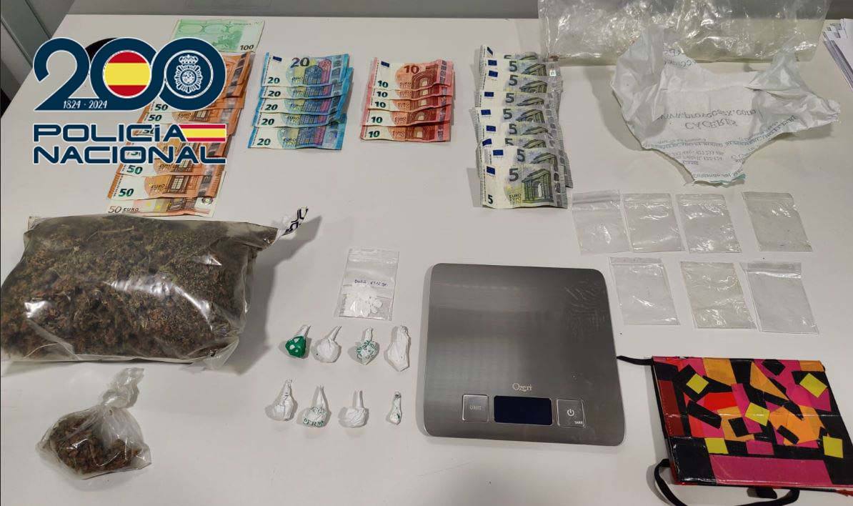 Droga intervenida en el domicilio por la Policía Nacional.