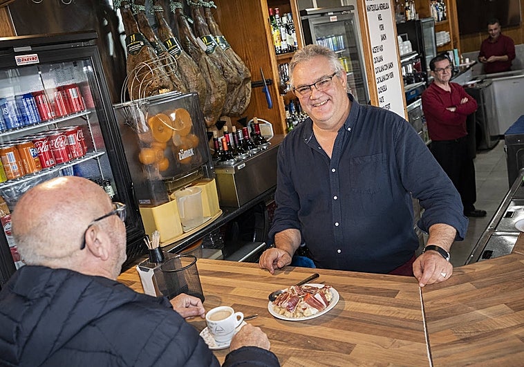 Antonio Vaquerizo sirve unas migas este miércoles.