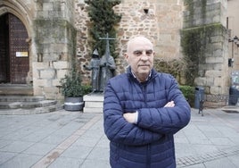 Pedro Canelo posa para la foto delante del monumento cofrade, en la plaza de San Juan.