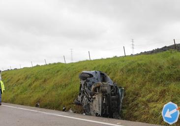 En estado crítico un hombre tras un accidente entre dos vehículos en Cáceres