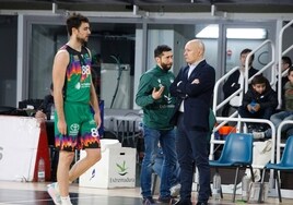 Pau Carreño se retira de la cancha, con Jacinto Carbajal y Arturo Álvarez al fondo.