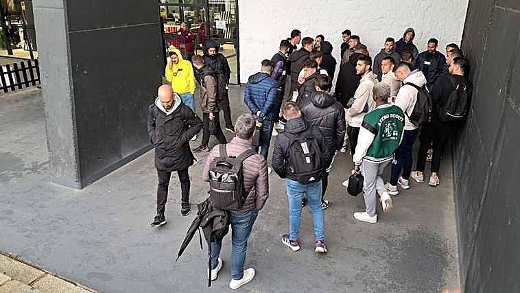 La plantilla del Badajoz, a las puertas del Nuevo Vivero este jueves.