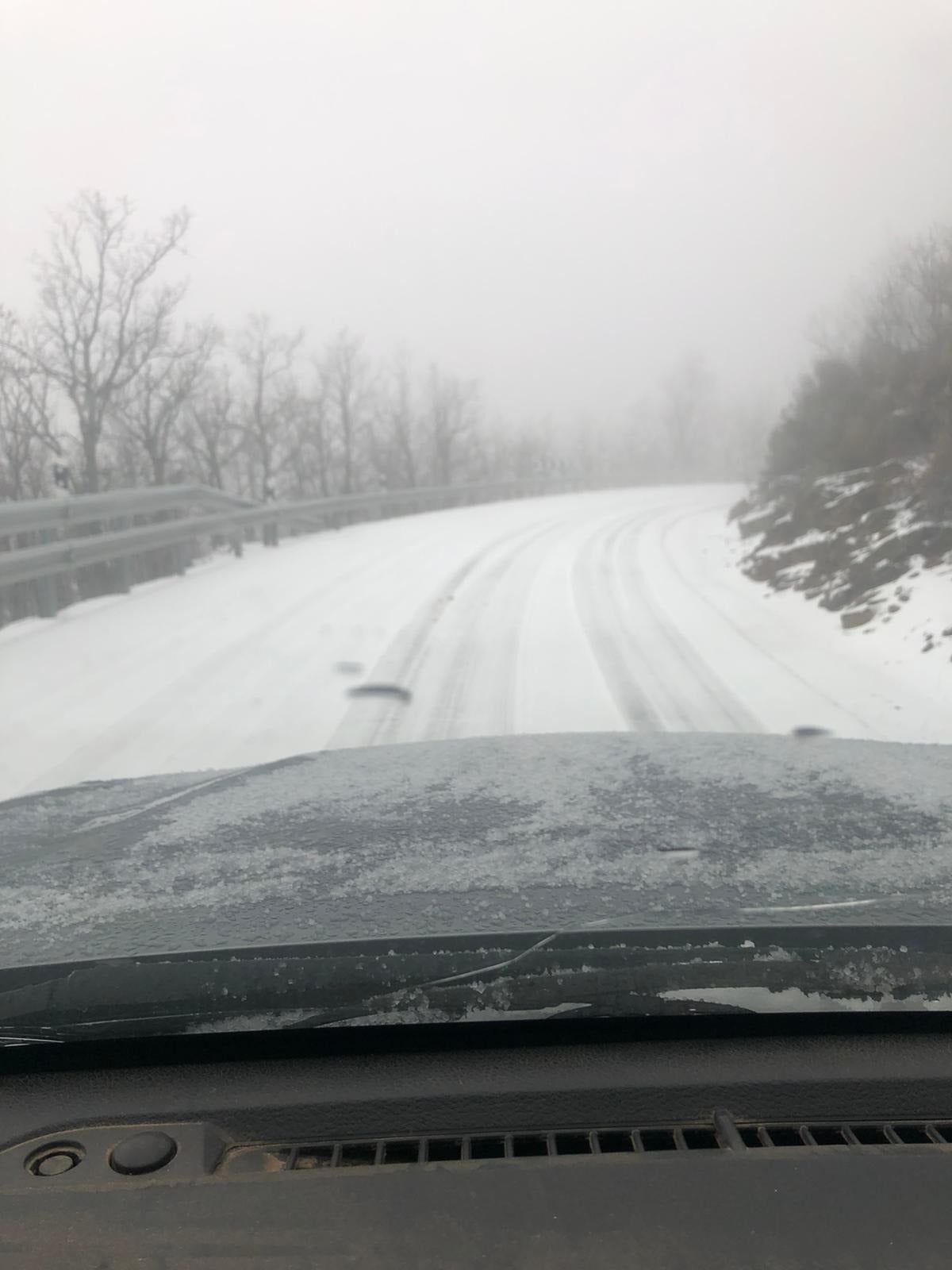 La nieve está condicionando el tráfico en el puerto de Tornavacas.