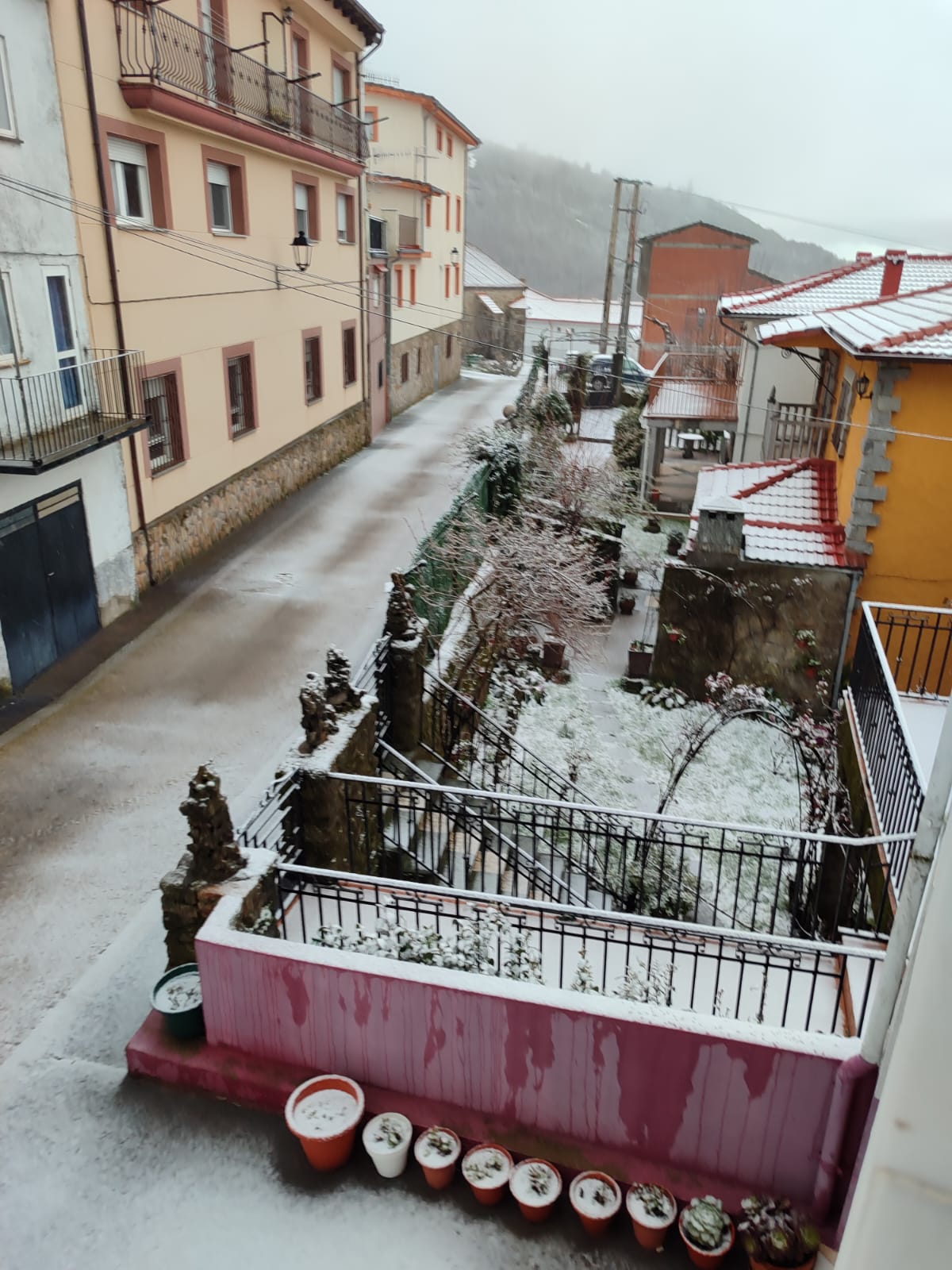 Minutos antes de las 18.00 horas comenzó a nevar en La Garganta (Valle de Ambroz)