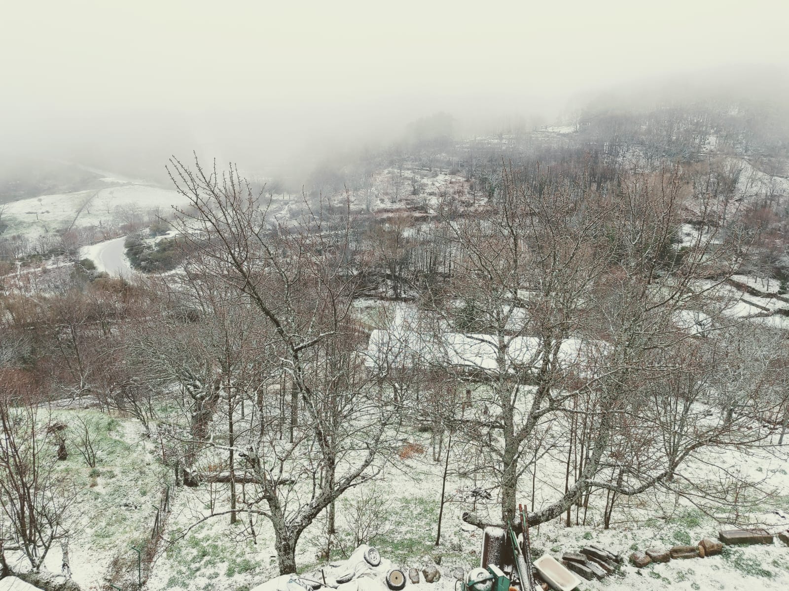 Minutos antes de las 18.00 horas comenzó a nevar en La Garganta (Valle de Ambroz)