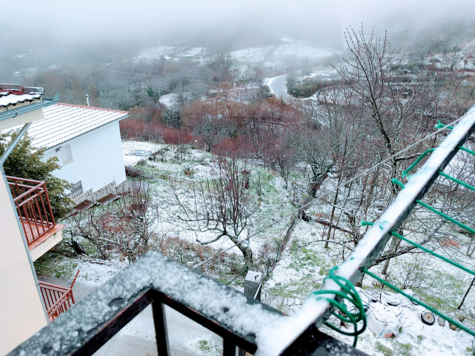 Minutos antes de las 18.00 horas comenzó a nevar en La Garganta (Valle de Ambroz)