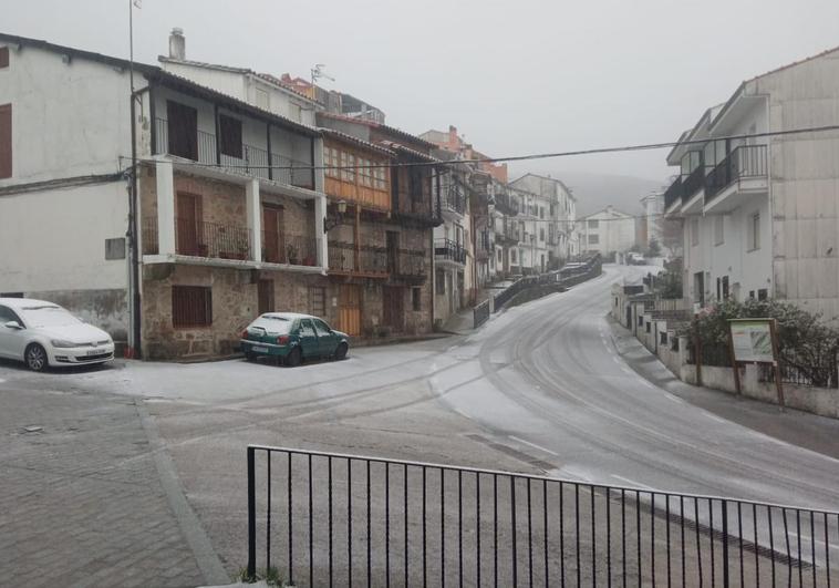 Así han dejado las calles de La Garganta los copos de nieve de este jueves.