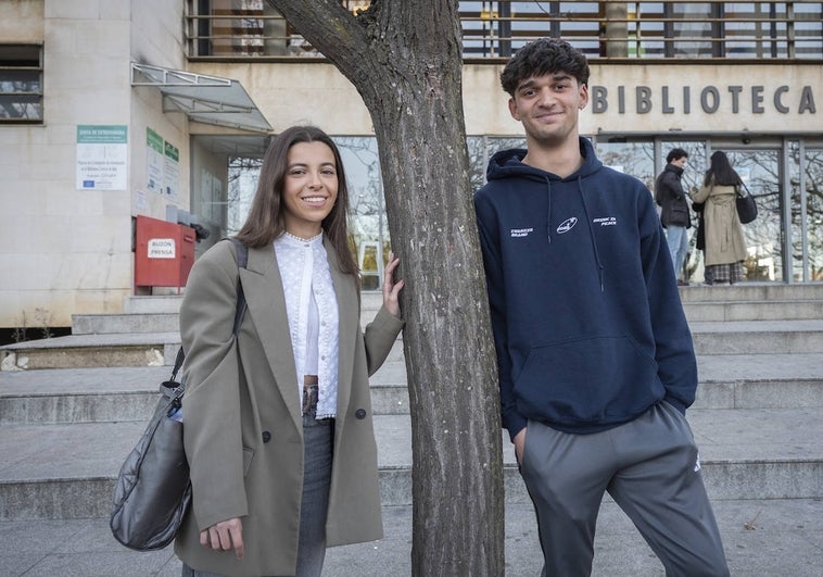 Zoraida Gómez y Alberto Rodríguez en el campus de la universidad en Badajoz.