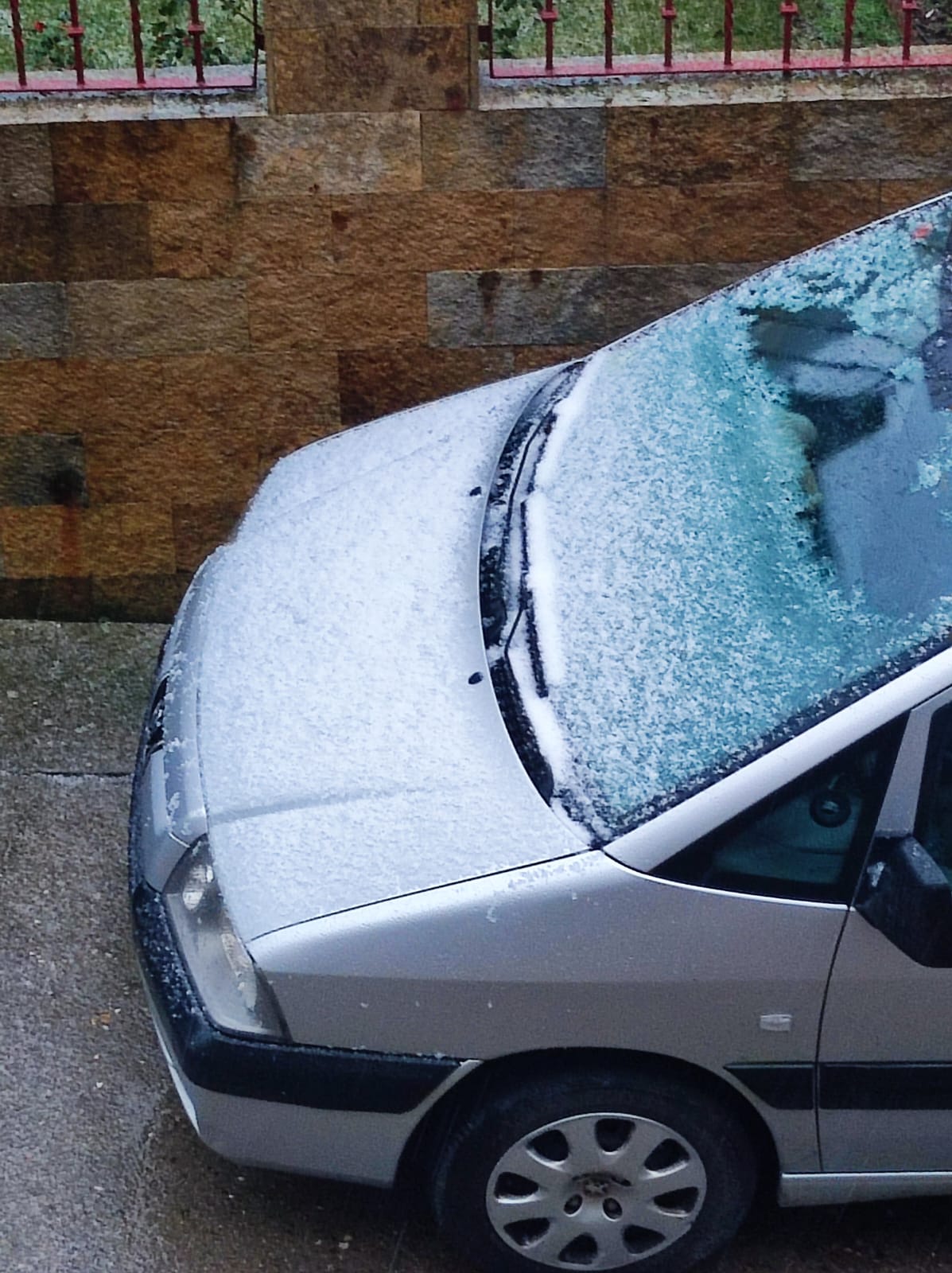 La nieve, aunque escasa, también ha hecho acto de presencia en Tornavacas.