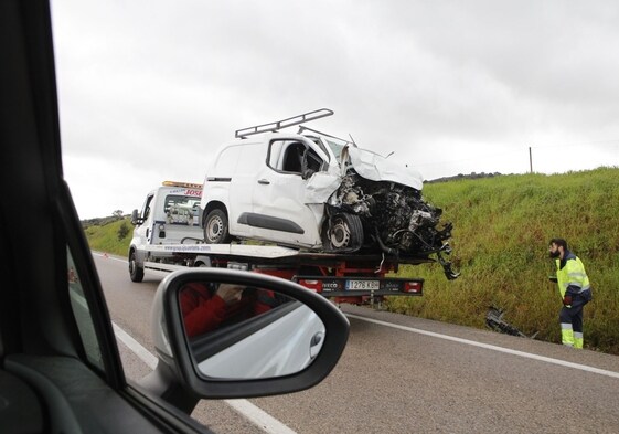 Labores de rescate de los vehículos tras el accidente de Casar de Cáceres.