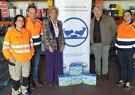 Responsables y trabajadoras de la oficina de Atalaya Mining en Alconchel, junto a la presidenta de la Fundación Banco de Alimentos de Badajoz y el alcalde de Alconchel, tras la entrega de alimentos.