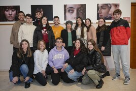 La actriz Petra Martínez con los estudiantes de la Residencia Universitaria Hernán Cortés