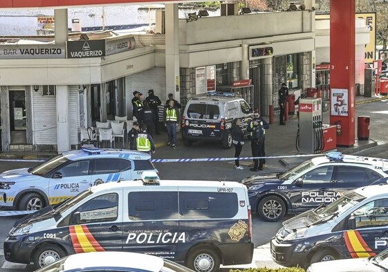 Policía en el bar de Badajoz donde un sicario disparó a un joven que estaba desayunando con su pareja.