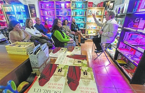 Óscar de Reyes presentó 'La Biblia Escarlata'.